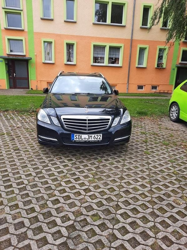 Schwarz Gebraucht 2011 Mercedes E350 Kombi | 6.400 € (Superpreis) - Bild 1/4
