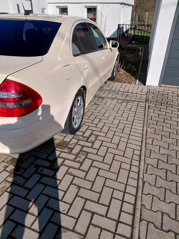 Gebraucht Mercedes E200 136 PS (100 kW) 2006 Gelb Limousine