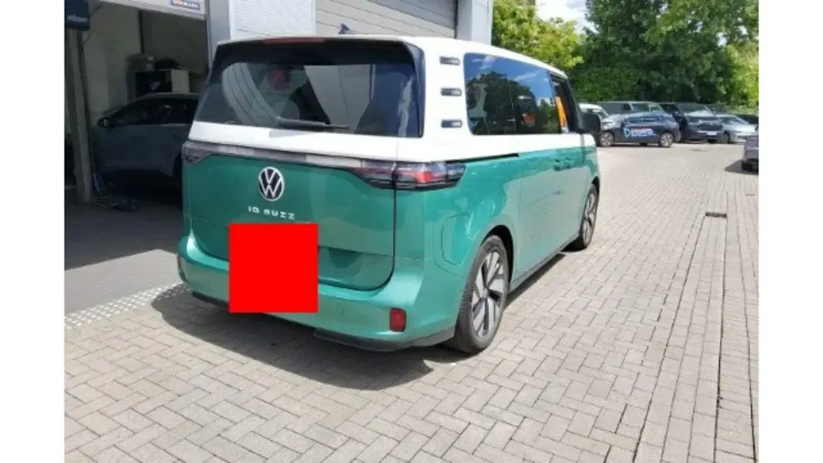 Gebraucht VW ID. Buzz Pro 150 kW (204 PS) 2023 96 candyweiß/bay leaf green m Van / Kleinbus