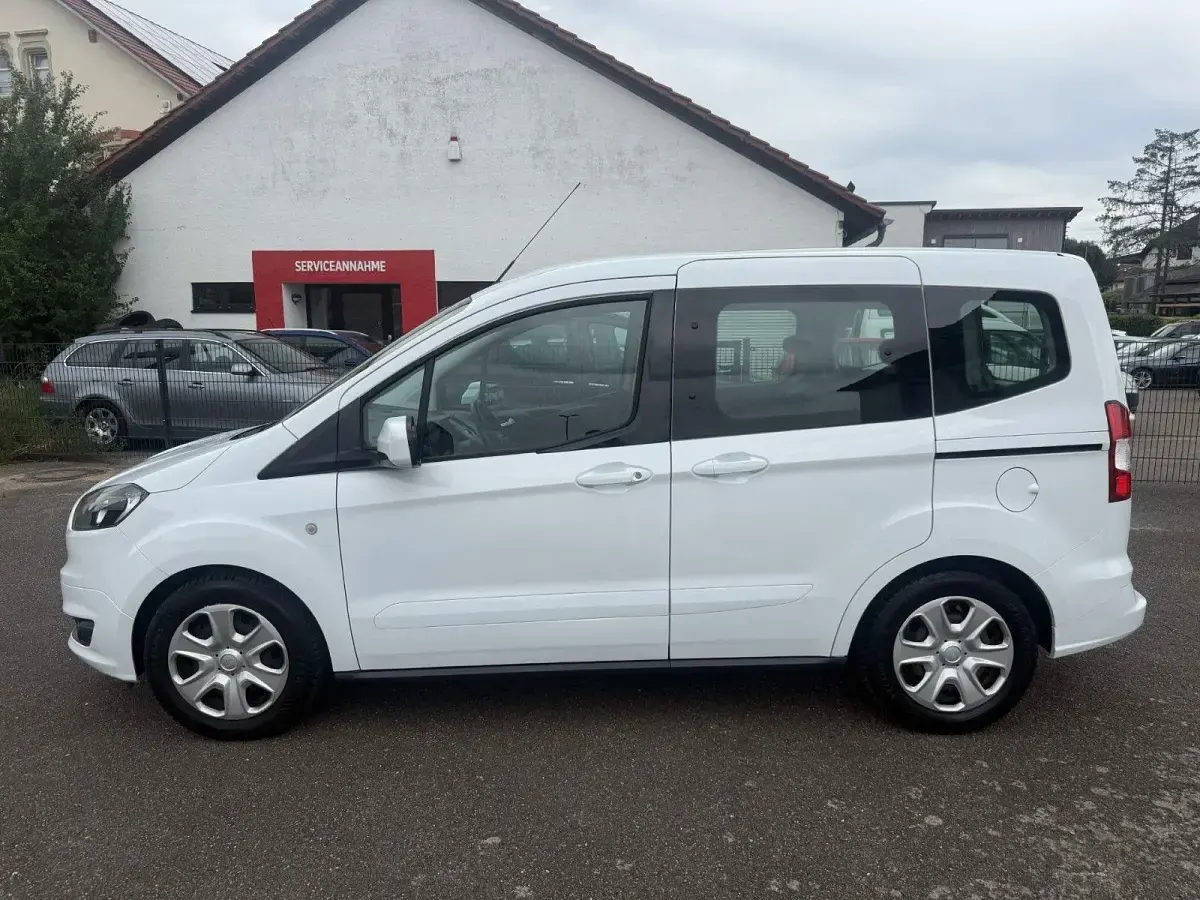 Gebraucht Ford Tourneo Courier Trend 101 PS (74 kW) 2017 Weiß Van / Kleinbus
