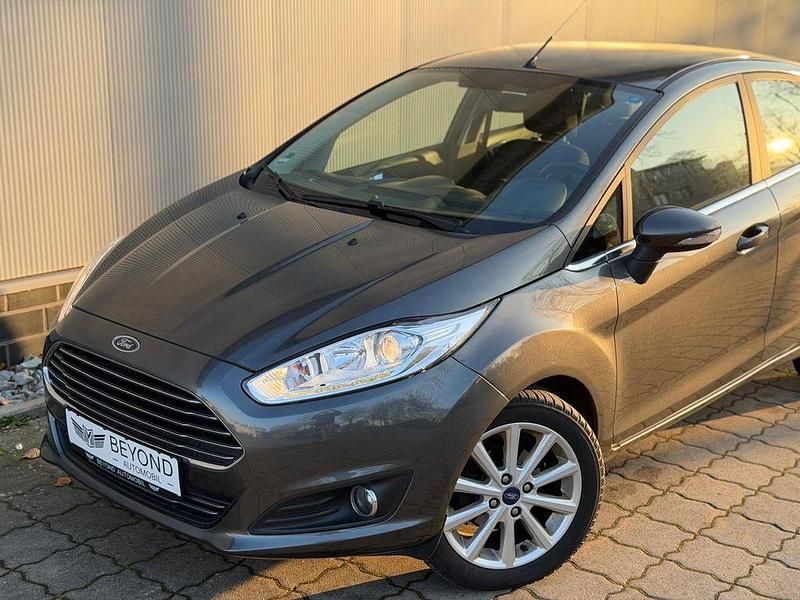 Gebraucht Ford Fiesta Titanium 101 PS (74 kW) 2016 Grau Limousine