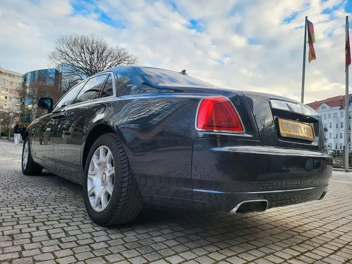 Gebraucht Rolls Royce Ghost 571 PS (419 kW) 2014 Darkest tungsten & silver Limousine
