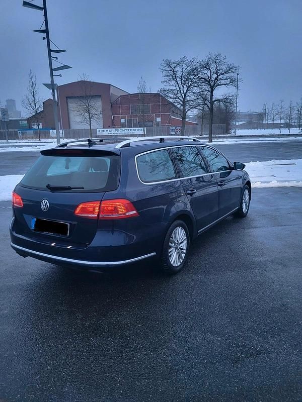 Gebraucht VW Passat 140 PS (102 kW) 2012 Blau Kombi