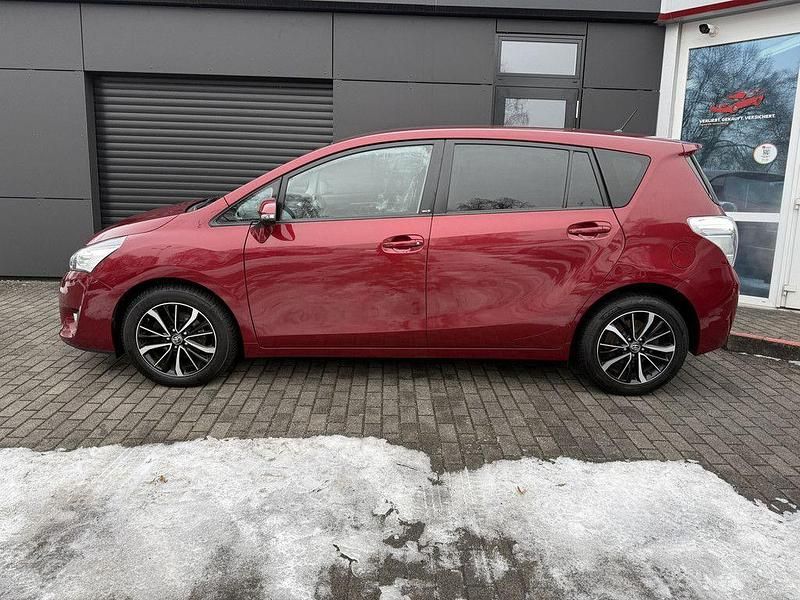 Gebraucht Toyota Verso Edition-S 147 PS (108 kW) 2017 Rot Van / Kleinbus