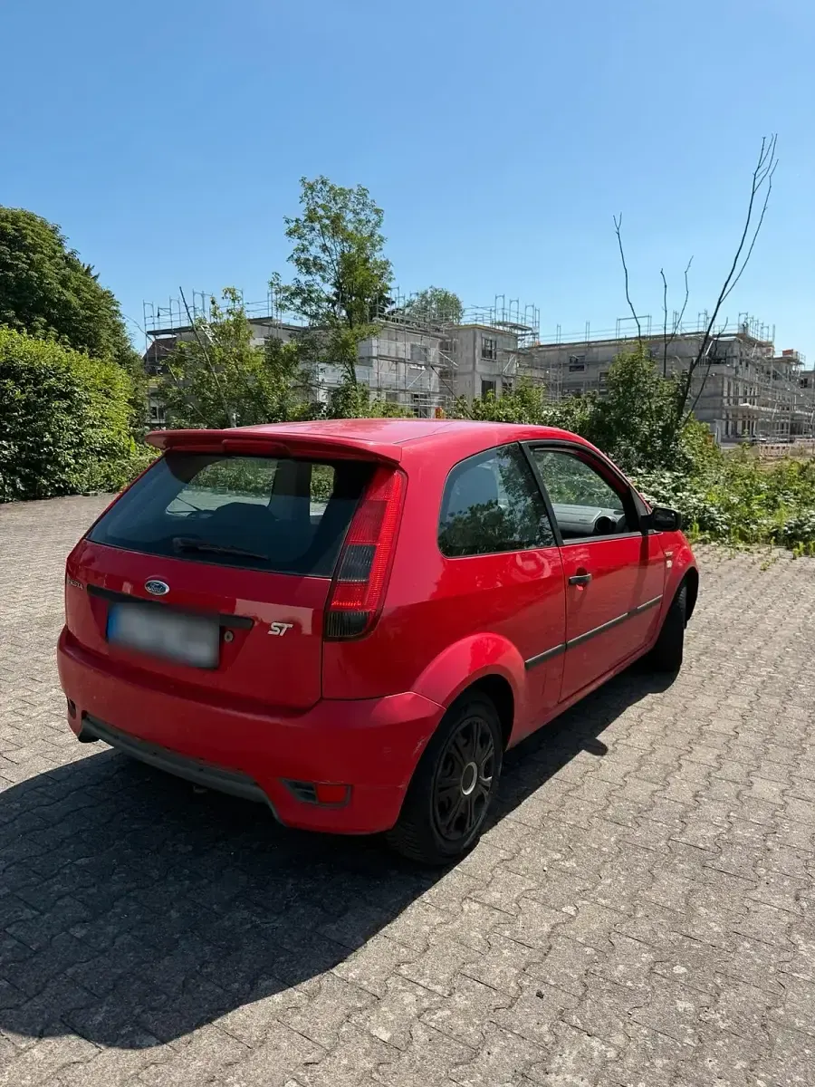 Gebraucht Ford Fiesta 69 PS (50 kW) 2005 Rot Kleinwagen