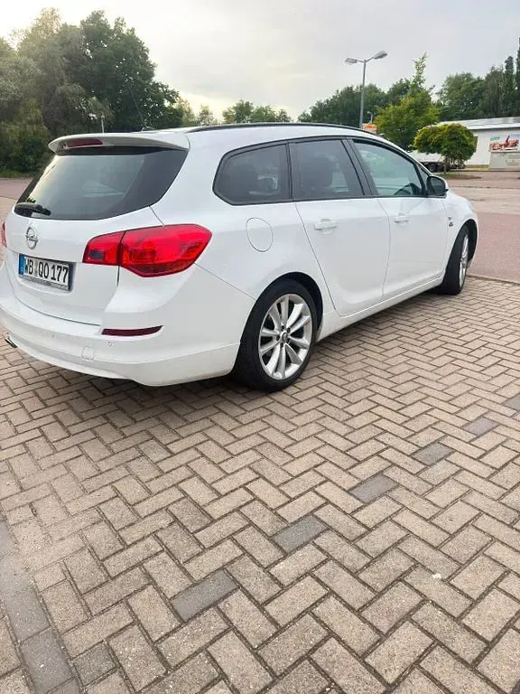 Gebraucht Opel Astra Edition 140 PS (102 kW) 2012 Weiß Kombi