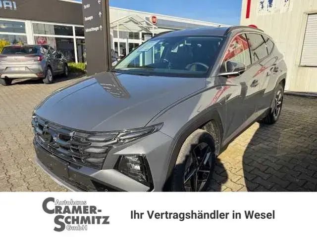 Ecotronic grey metallic (pe2) Neu 2025 Hyundai Tucson Essential SUV | 31.890 € (Superpreis) - Bild 1/1