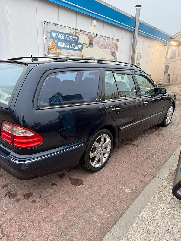 Gebraucht Mercedes E320 197 PS (144 kW) 2000 Blau Kombi