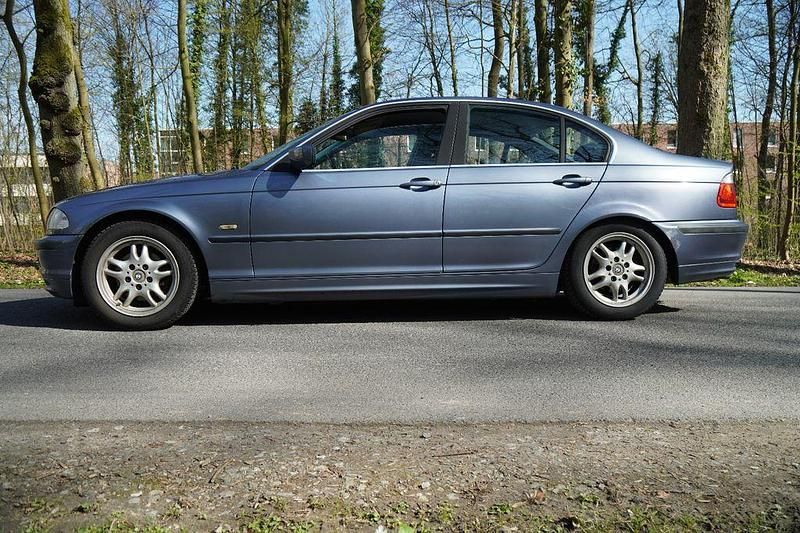 Gebraucht BMW 320 Sport Line 170 PS (125 kW) 2001 Blau Limousine