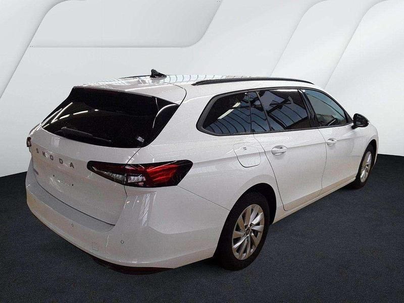 Gebraucht Skoda Superb Essence 150 PS (110 kW) 2025 Purity weiss Kombi