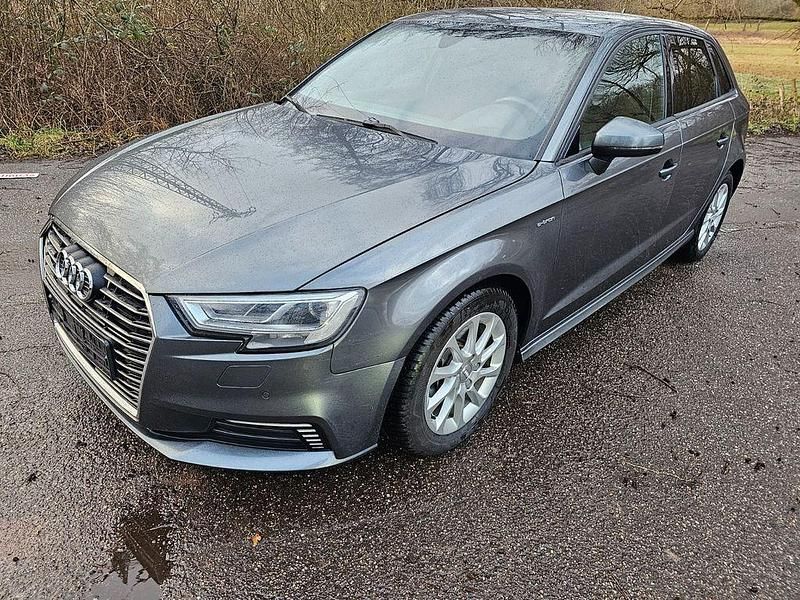 Grau Gebraucht 2016 Audi e-tron Sportback Sport SUV | 14.990 € - Bild 1/4