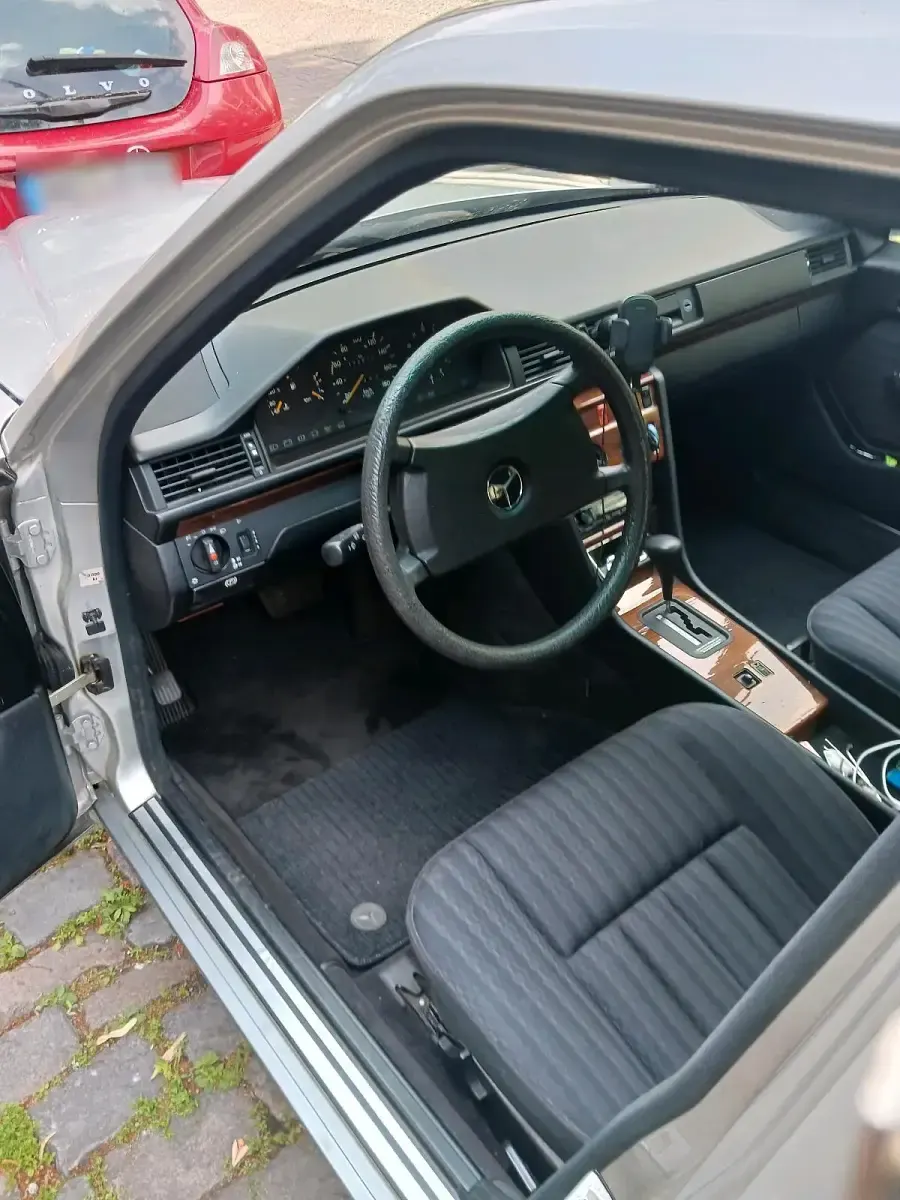 Gebraucht Mercedes 200 75 PS (55 kW) 1991 Silber Limousine
