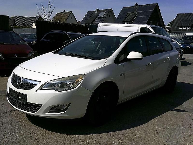 Gebraucht Opel Astra Design Edition 110 PS (80 kW) 2012 Schneeweiss/summitwhite/arctic Kombi