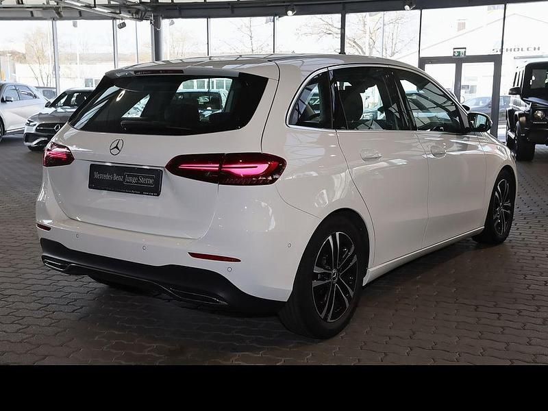 Gebraucht Mercedes B200 Progressive 163 PS (119 kW) 2024 Unilack polarweiß Van / Kleinbus