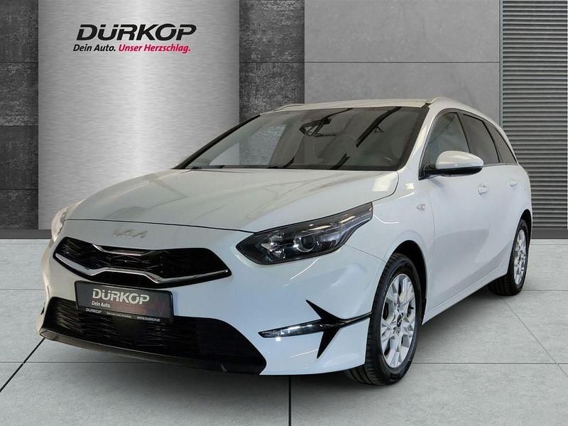 Weiß Gebraucht 2022 Kia Ceed Sportswagon Vision Kombi | 21.490 € (Fairer Preis) - Bild 1/4