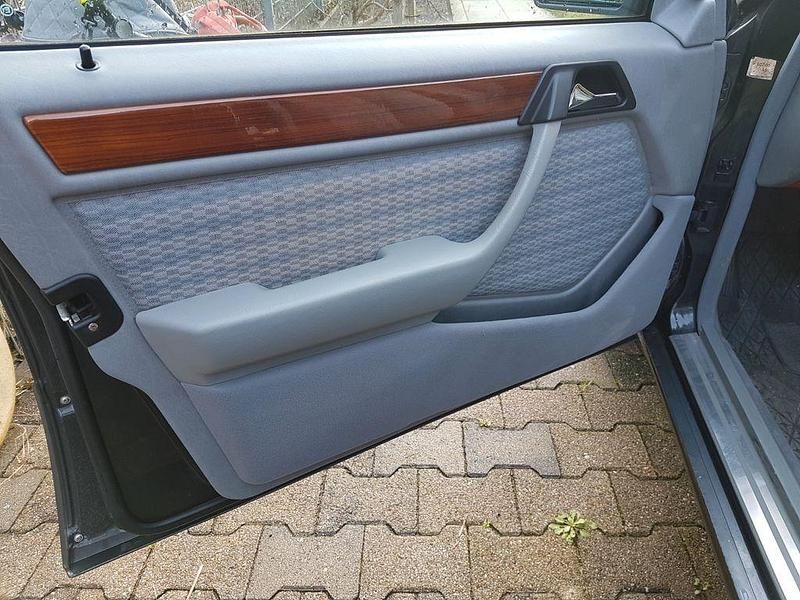 Gebraucht Mercedes 200 75 PS (55 kW) 1992 Blau Limousine