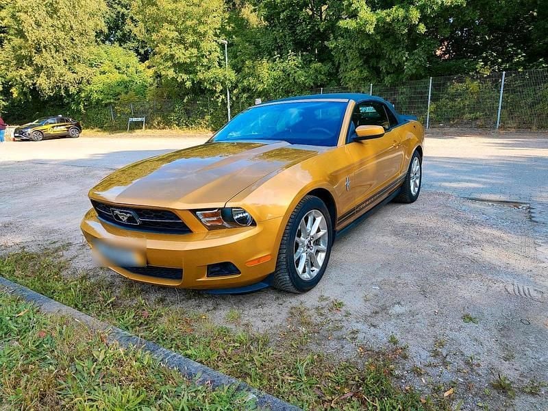 Second-hand Ford Mustang 213 CP (156 kW) 2013 Auriu Cabrio