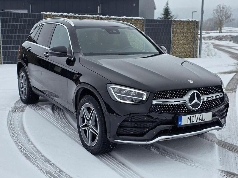 Schwarz Gebraucht 2021 Mercedes GLC300e AMG SUV | 26.500 € (Fairer Preis) - Bild 1/4