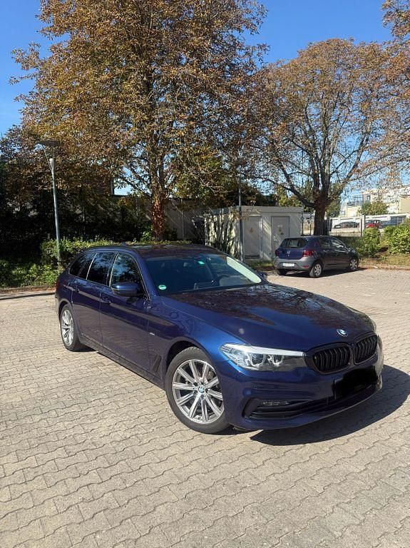 Blau Gebraucht 2017 BMW 520 Sport Line Kombi | 21.890 € (Fairer Preis) - Bild 1/4