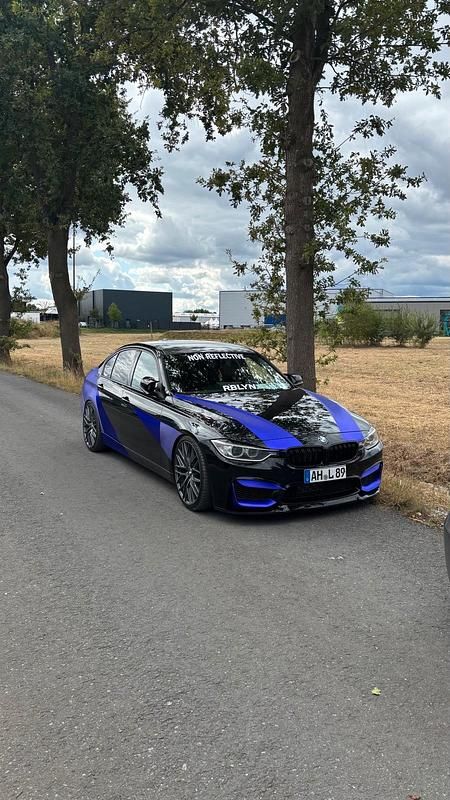 Schwarz Gebraucht 2013 BMW 318 Luxury Line Limousine | 13.800 € - Bild 1/4