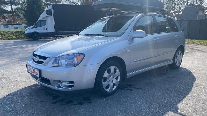 Gebraucht Kia Cerato 105 PS (77 kW) 2007 Silber Limousine