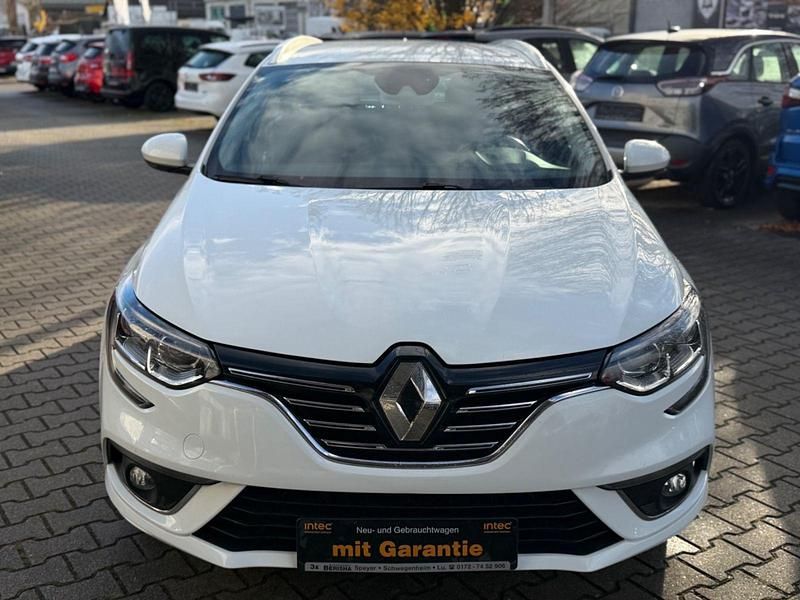 Weiß Gebraucht 2017 Renault Mégane GrandTour Intens Kombi | 11.500 € (Fairer Preis) - Bild 1/4