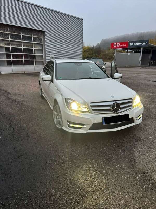 Weiß Gebraucht 2011 Mercedes C250 AMG line Limousine | 14.900 € (Etwas zu teuer) - Bild 1/4