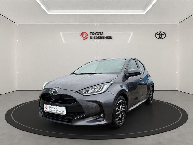 Marlingrau metallic Gebraucht 2022 Toyota Yaris Hybrid Basis Limousine | 18.888 € (Fairer Preis) - Bild 1/4
