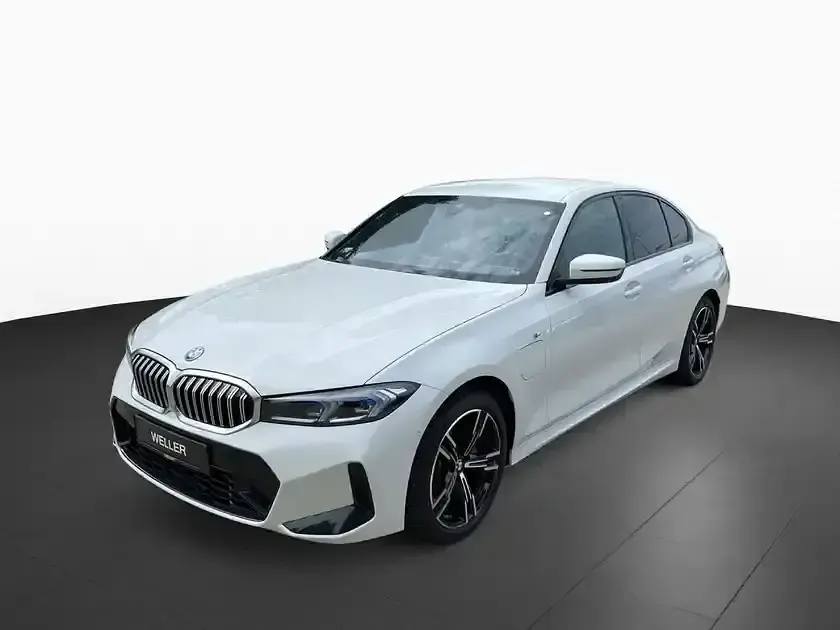Gebraucht BMW 330e M Sport 292 PS (214 kW) 2025 Alpinweiss iii (weiß) Limousine