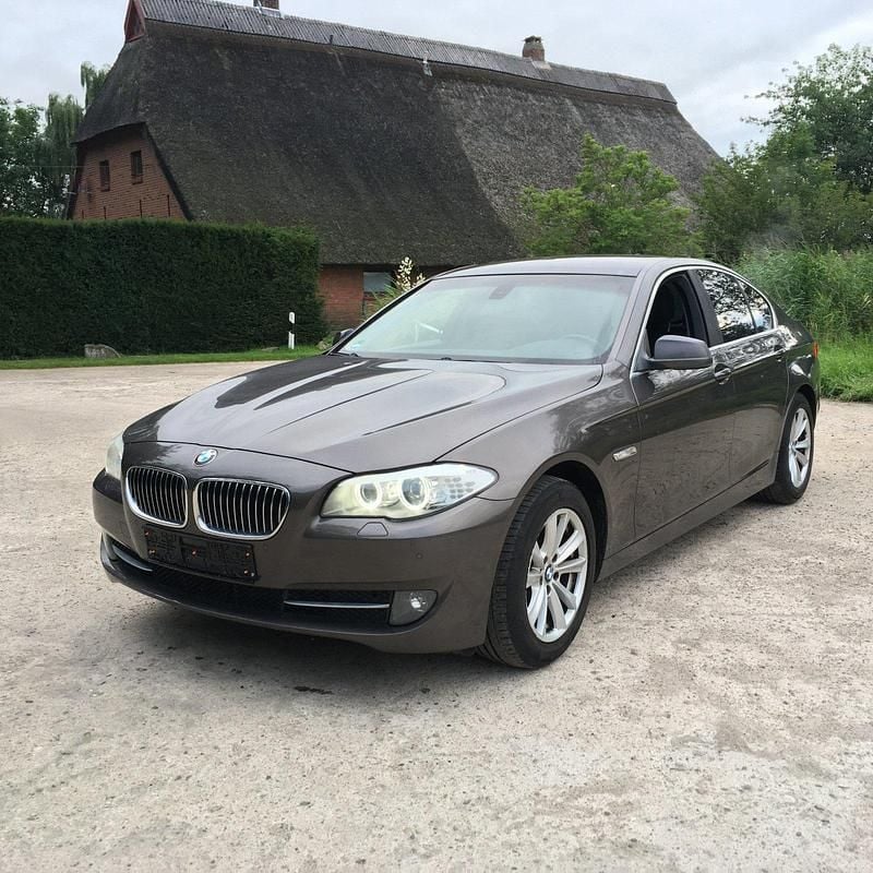Braun Gebraucht 2010 BMW 525 Limousine | 8.699 € (Guter Preis) - Bild 1/4