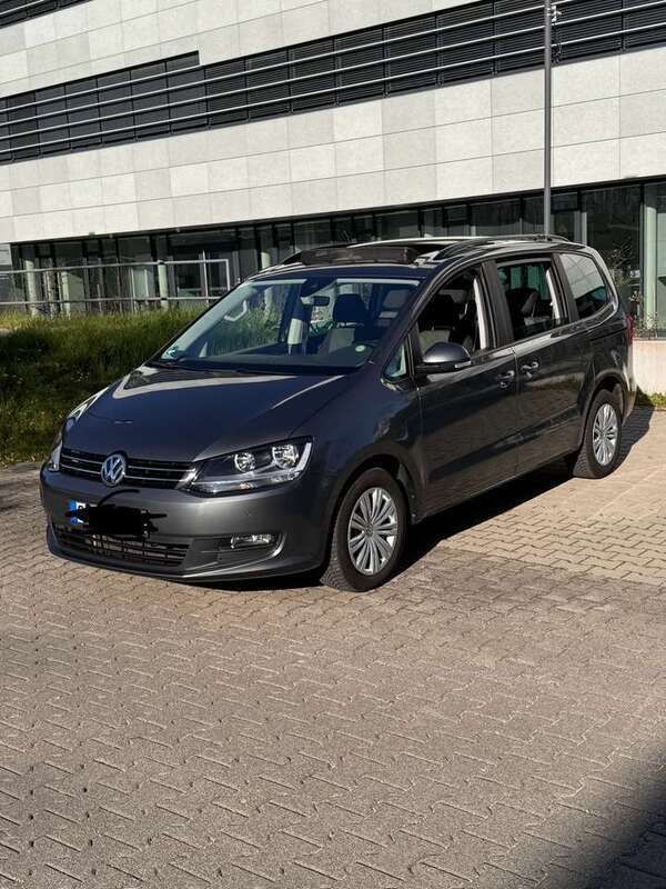 Grau Gebraucht 2019 VW Sharan Trendline Van / Kleinbus | 28.000 € (Etwas zu teuer) - Bild 1/4