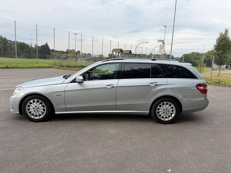 Grau Gebraucht 2011 Mercedes E350 Kombi | 7.100 € (Superpreis) - Bild 1/4