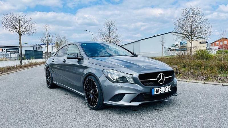 Grau Gebraucht 2013 Mercedes CLA250 Limousine | 19.300 € - Bild 1/4