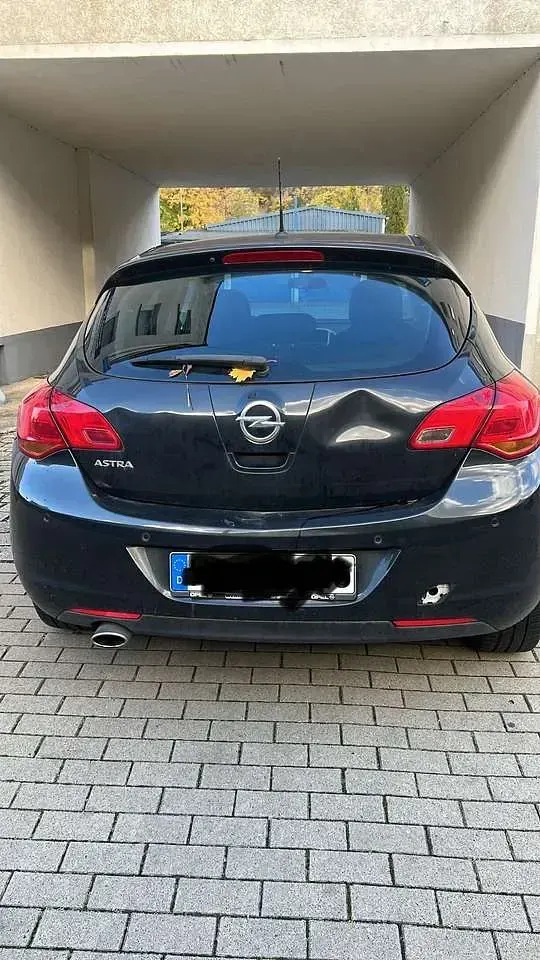 Gebraucht Opel Astra Design Edition 120 PS (88 kW) 2011 Schwarz Kleinwagen