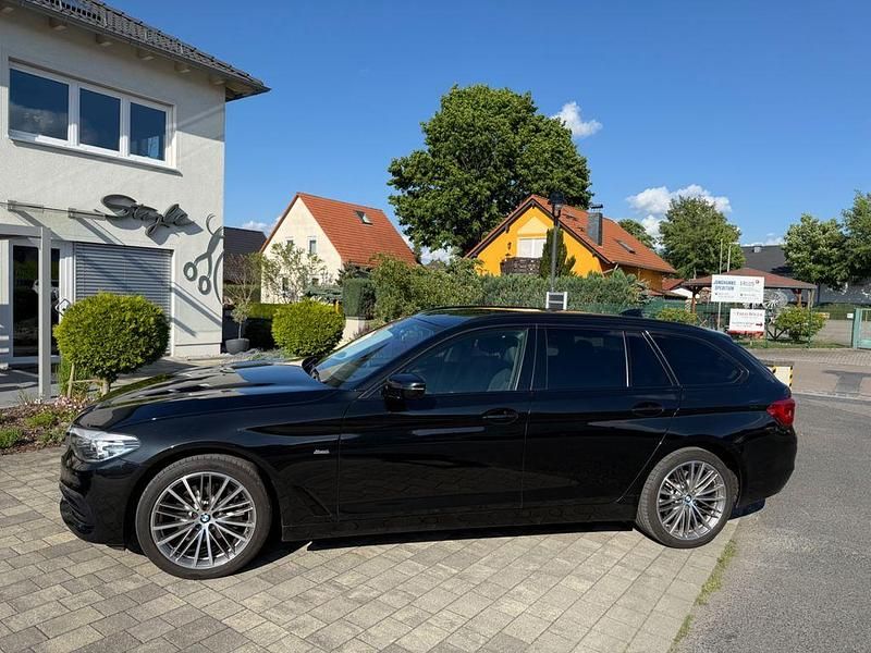 Schwarz Gebraucht 2018 BMW 520 Sport Line Kombi | 19.900 € (Guter Preis) - Bild 1/4