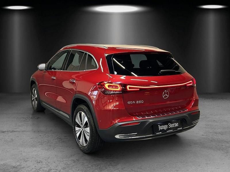 Gebraucht Mercedes EQA250 139 kW (190 PS) 2022 Rot SUV