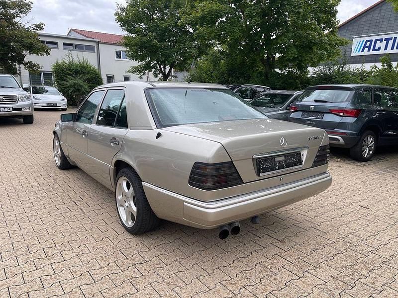 Usata Mercedes E260 169 CV (124 kW) 1985 Beige Berlina