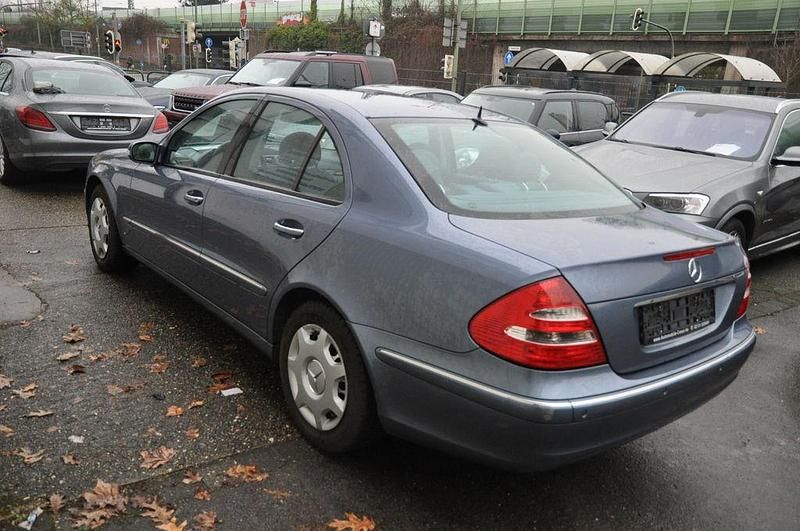Gebraucht Mercedes E200 Elegance 163 PS (119 kW) 2003 Teallitblau Limousine