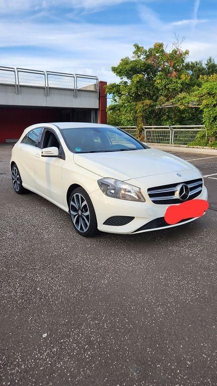 Weiß Gebraucht 2013 Mercedes A200 Urban Limousine | 8.499 € (Fairer Preis) - Bild 1/4