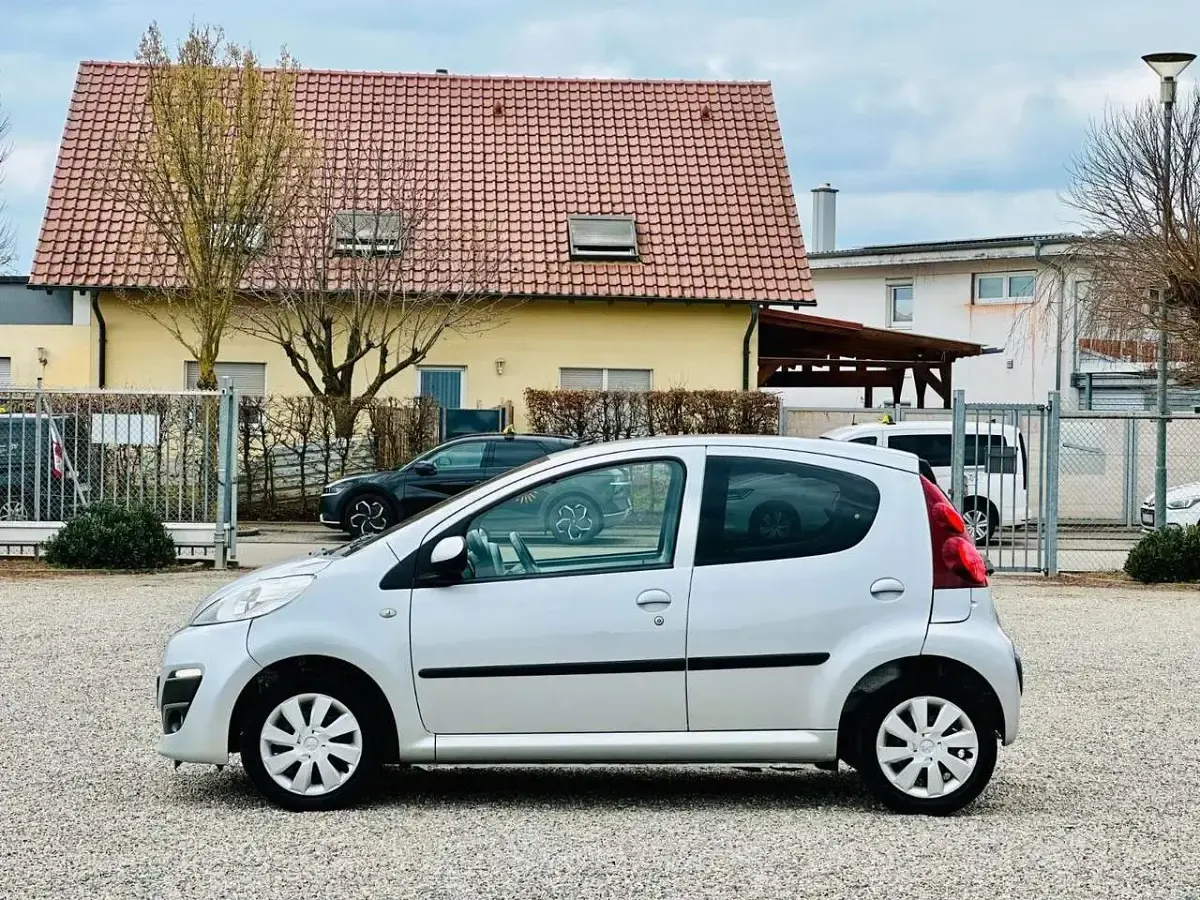 Gebraucht Peugeot 107 Active 68 PS (50 kW) 2012 Silber Kleinwagen