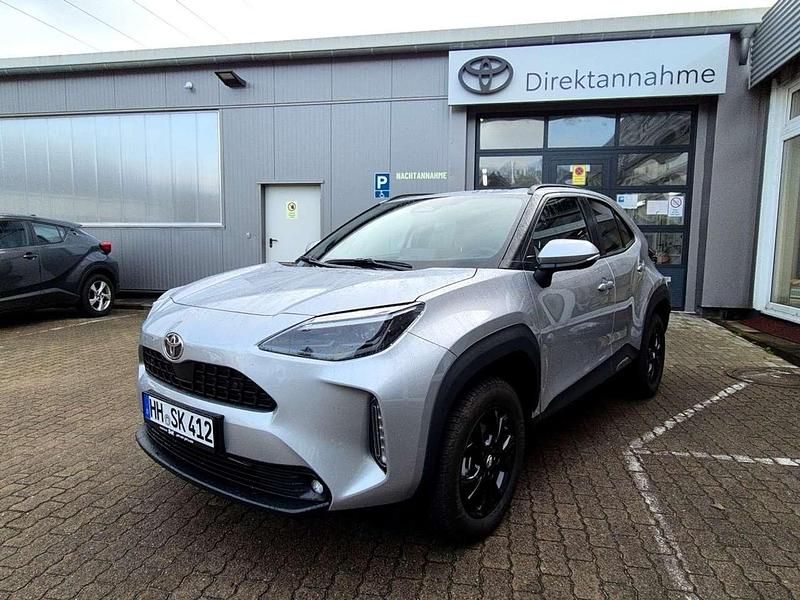 Shimmering silber Gebraucht 2025 Toyota Yaris Hybrid Kleinwagen | 28.978 € (Fairer Preis) - Bild 1/4