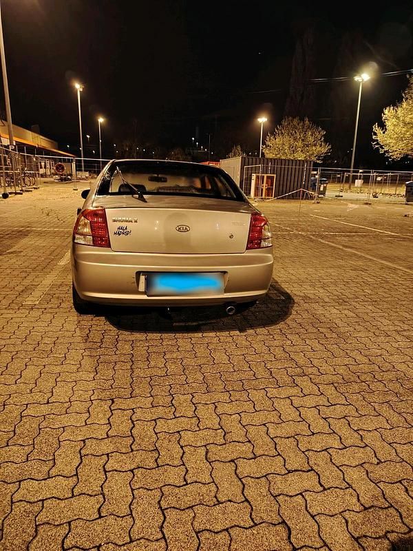 Używany Kia Shuma 101 KM (74 kW) 2003 Złoty Hatchback