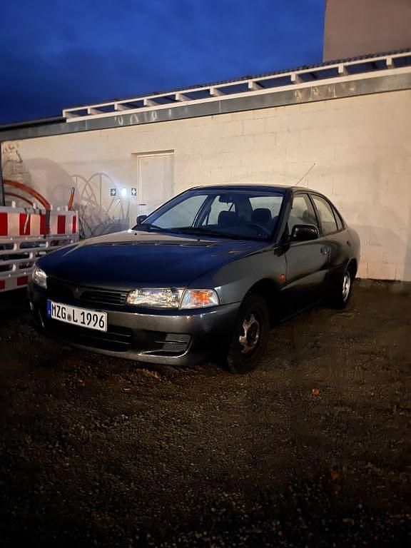 Grau Gebraucht 1996 Mitsubishi Lancer Limousine | 2.300 € (Etwas zu teuer) - Bild 1/4