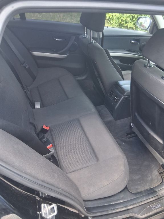 Schwarz Gebraucht 2011 BMW 318 Kombi | 5.100 € (Superpreis) - Bild 1/4