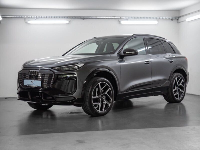 Grau Neu 2025 Audi Q6 e-tron Performance SUV | 72.950 € (Superpreis) - Bild 1/4