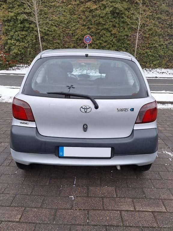 Gebraucht Toyota Yaris 68 PS (50 kW) 2000 Silber Limousine