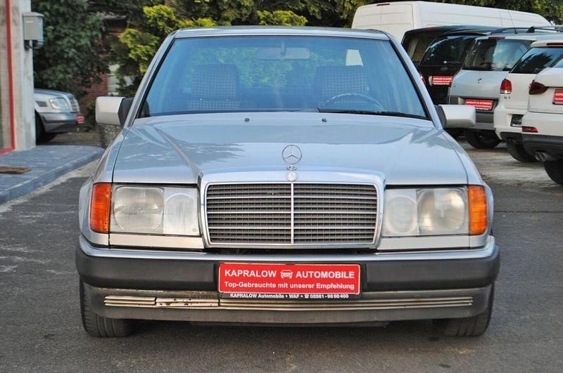Silber Gebraucht 1993 Mercedes E220 Limousine | 9.000 € - Bild 1/4