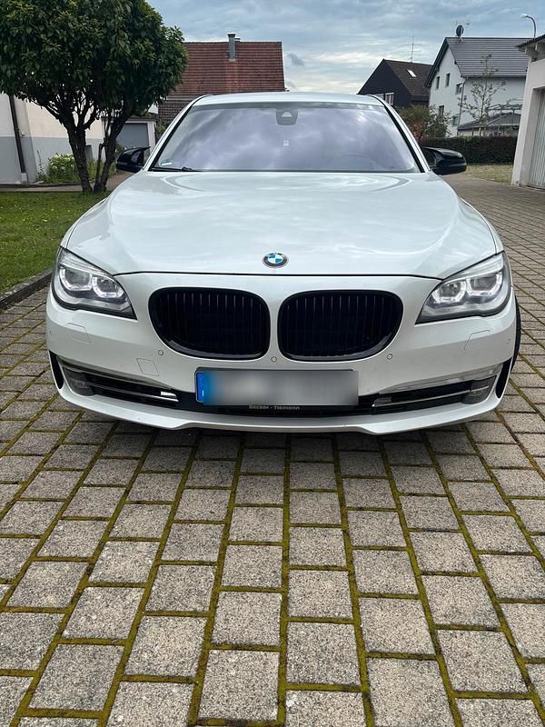 Weiß Gebraucht 2013 BMW 750 Limousine | 17.500 € (Guter Preis) - Bild 1/4