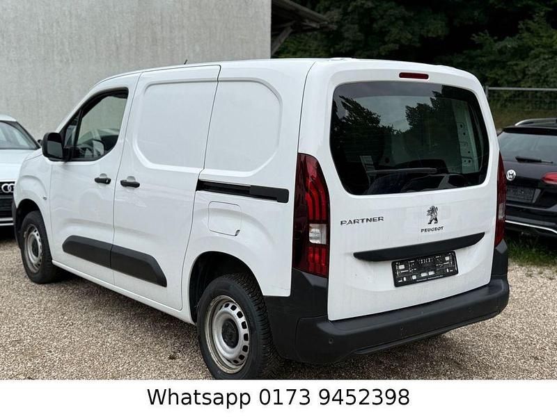 Gebraucht Peugeot Partner 102 PS (75 kW) 2021 Weiß Van / Kleinbus