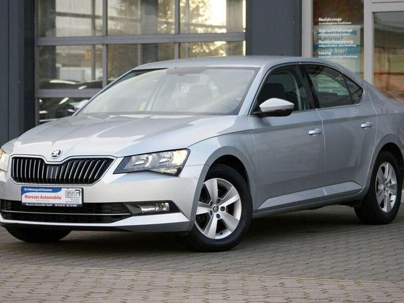 Silber Gebraucht 2018 Skoda Superb Ambition Limousine | 19.800 € (Fairer Preis) - Bild 1/4